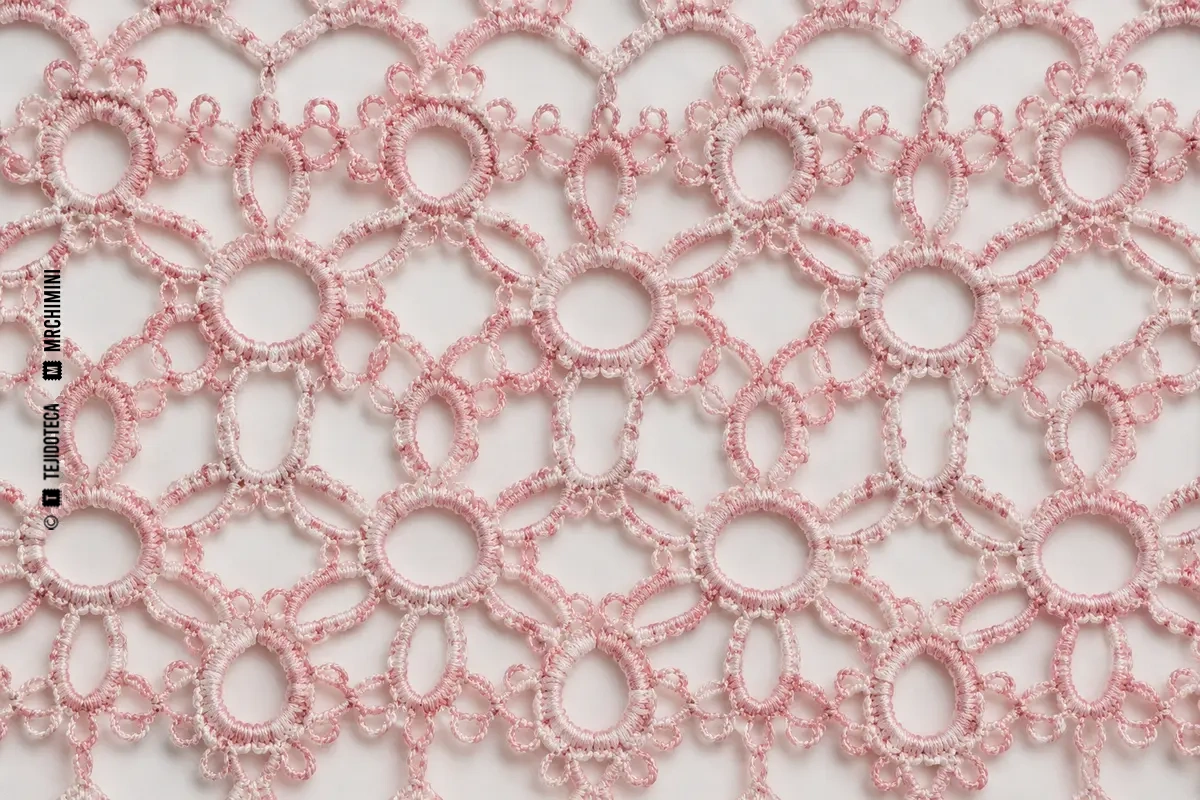 Macro de frivolité rosa con anillos, cadenas y picots