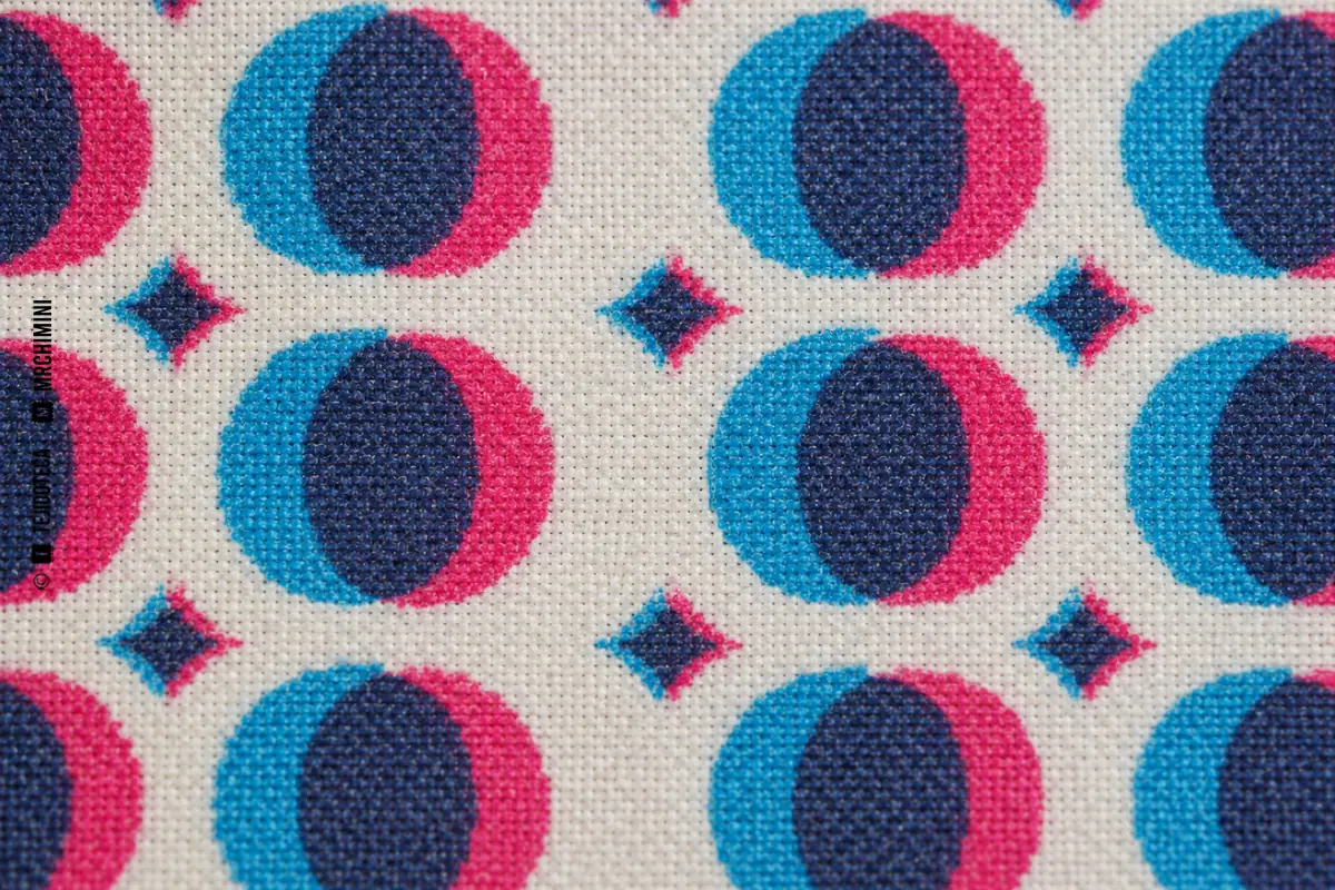 FUERA DE REGISTRO EN ESTAMPACIÓN en un tejido estampado Separaciones de color desplazadas que generan contornos dobles en un estampado textil. — TEJIDOTECA