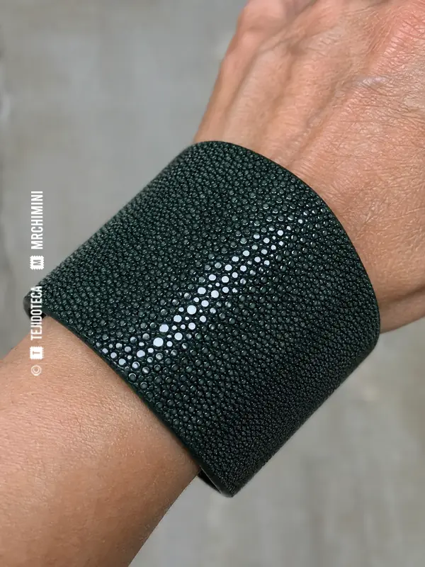Brazalete de galuchat verde oscuro llevado en la muñeca