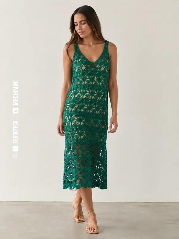 Mujer con vestido de ganchillo verde esmeralda