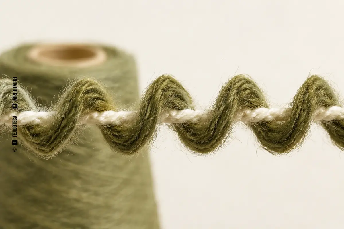 Hilo de fantasía — serreta o frisé Detalle macro de un hilo de fantasía de serreta o frisé.