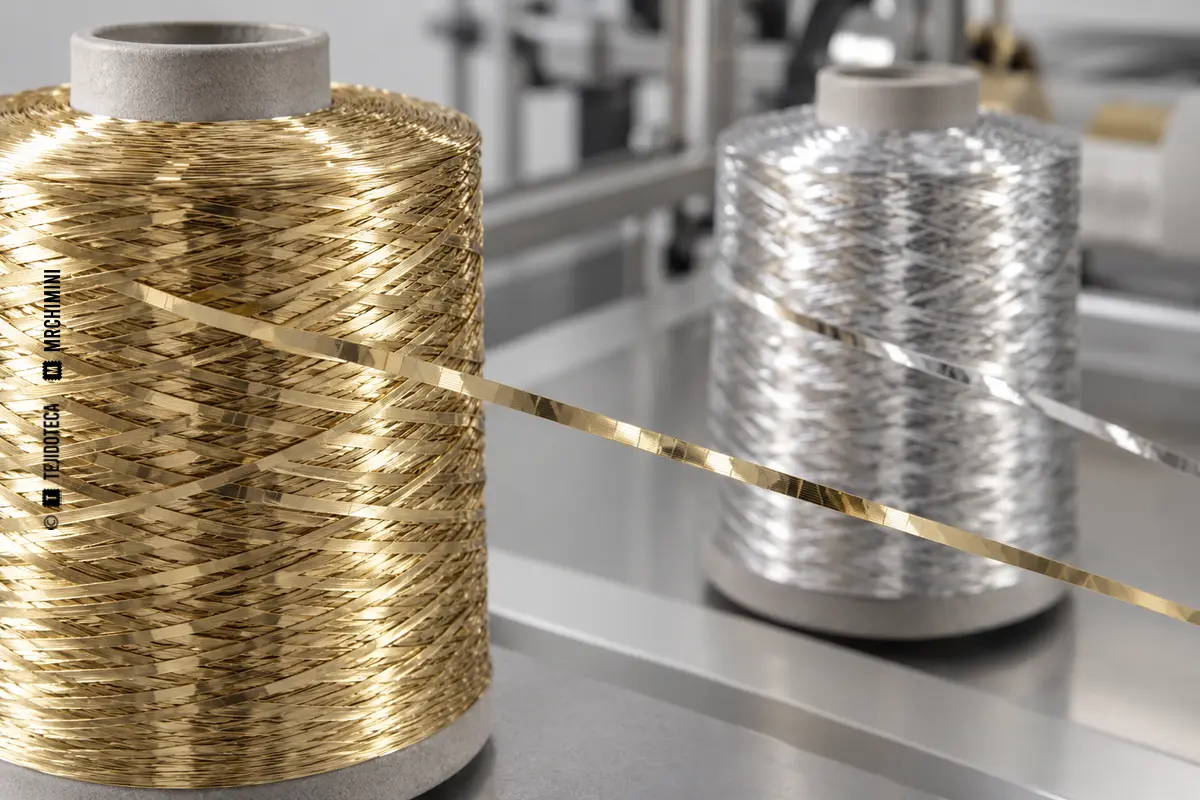 Bobinas industriales genéricas con finas cintas metalizadas planas doradas y plateadas sin marcas