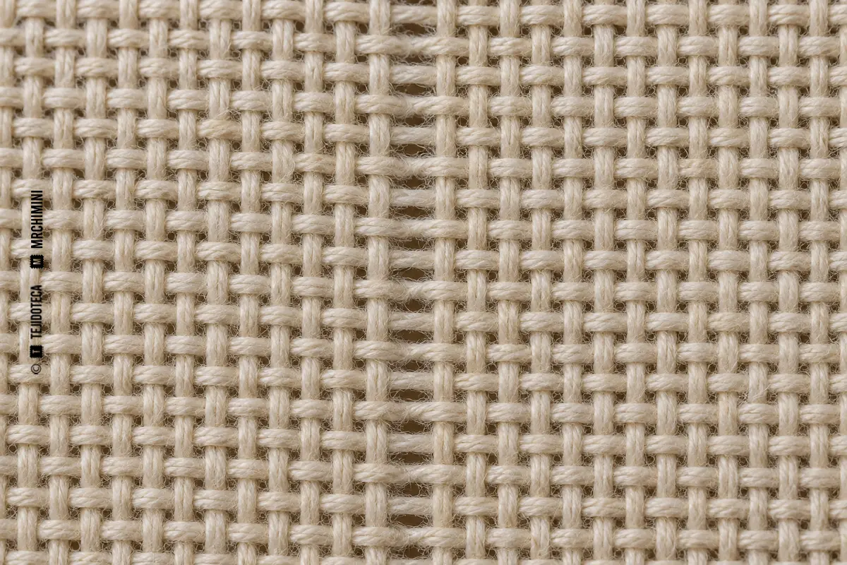 Macro de tejido de calada con un canal longitudinal de un solo cabo de urdimbre ausente