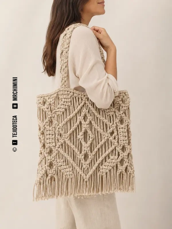 Mujer con bolso de macramé color arena