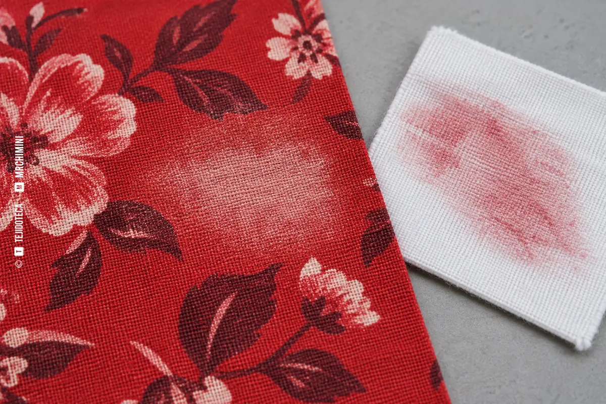 MALA FIJACIÓN DEL ESTAMPADO en un tejido estampado Color que no queda adecuadamente fijado y se transfiere, desprende o pierde durante uso y ensayos. — TEJIDOTECA