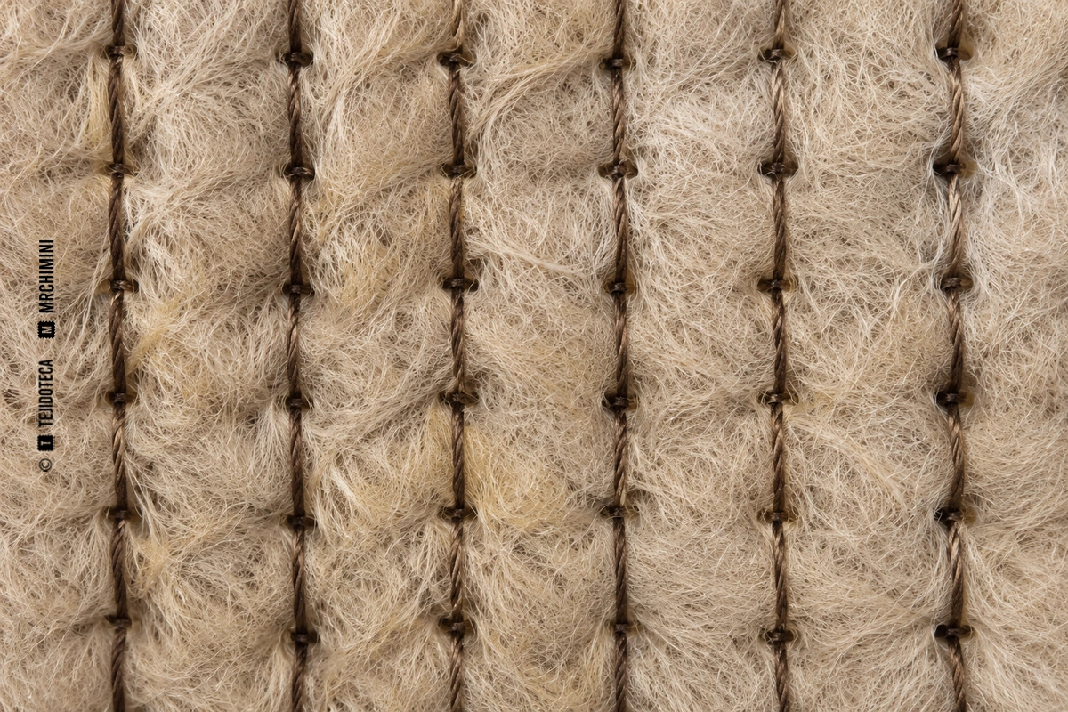 Macro de superficie MALIMO beige con velo fibroso consolidado por hilos de costura