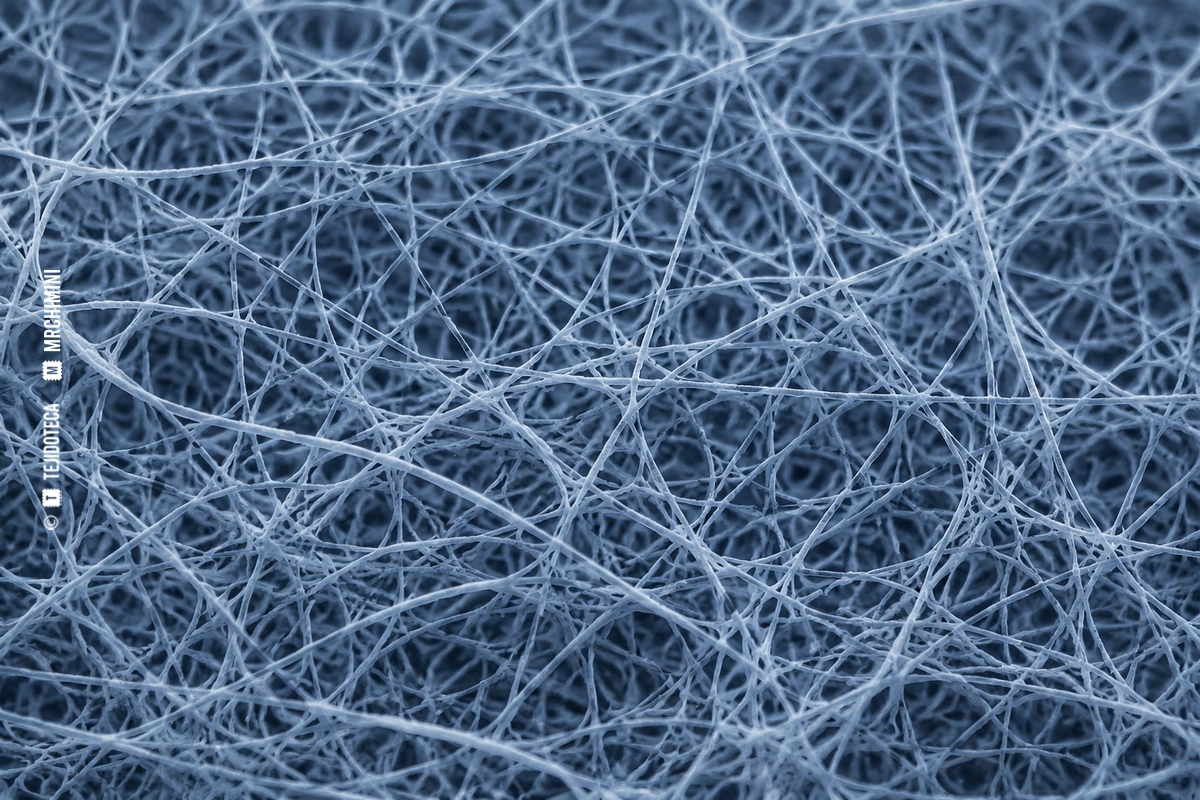 NANOVELO ELECTROHILADO — macro Macro de nanovelo electrohilado azul grisáceo formado por fibras ultrafinas
