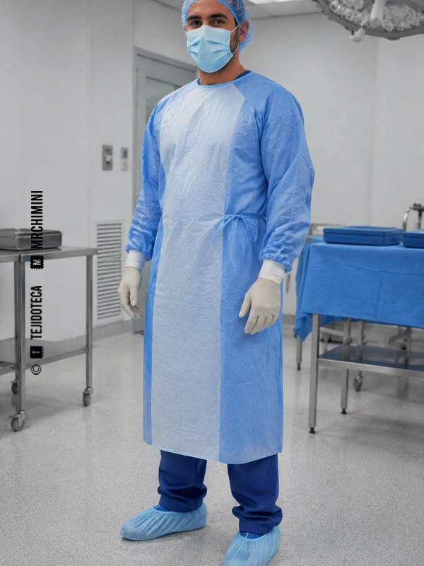 Cirujano con bata estéril fabricada con no tejido SMS azul