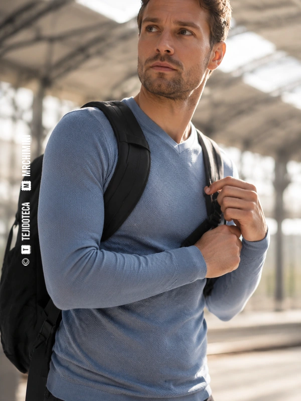 Viajero con camiseta azul de punto termorregulador OUTLAST®