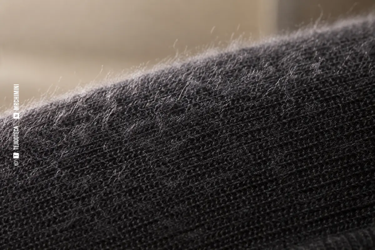 halo uniforme de fibras cortas levantadas sobre tejido negro