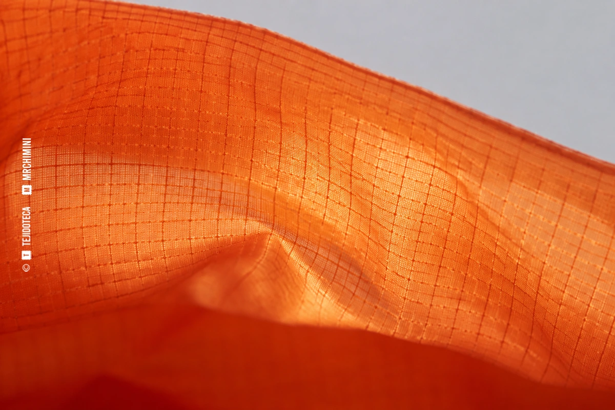 Macro de tejido PERTEX® naranja ultraligero con cuadrícula ripstop