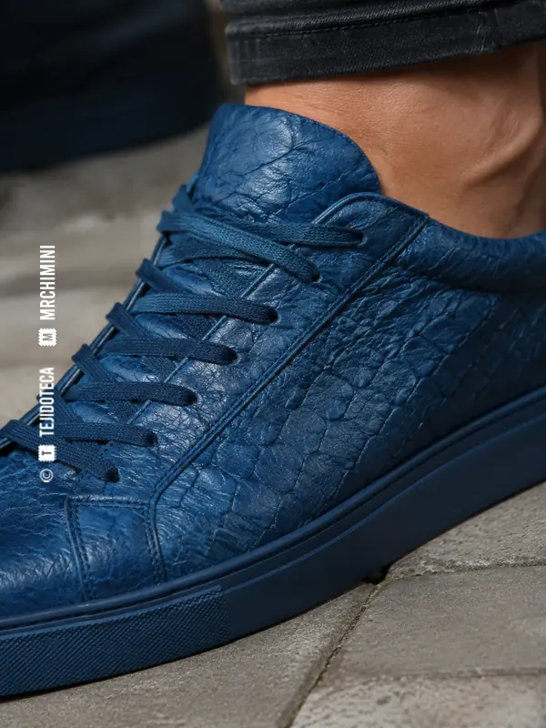 Primer plano de zapatilla azul de piel de pescado llevada por una persona