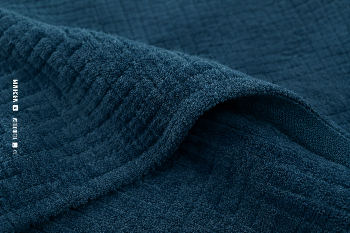 Macro de tejido de punto POLARTEC® azul petróleo con estructura de rejilla y pelo corto