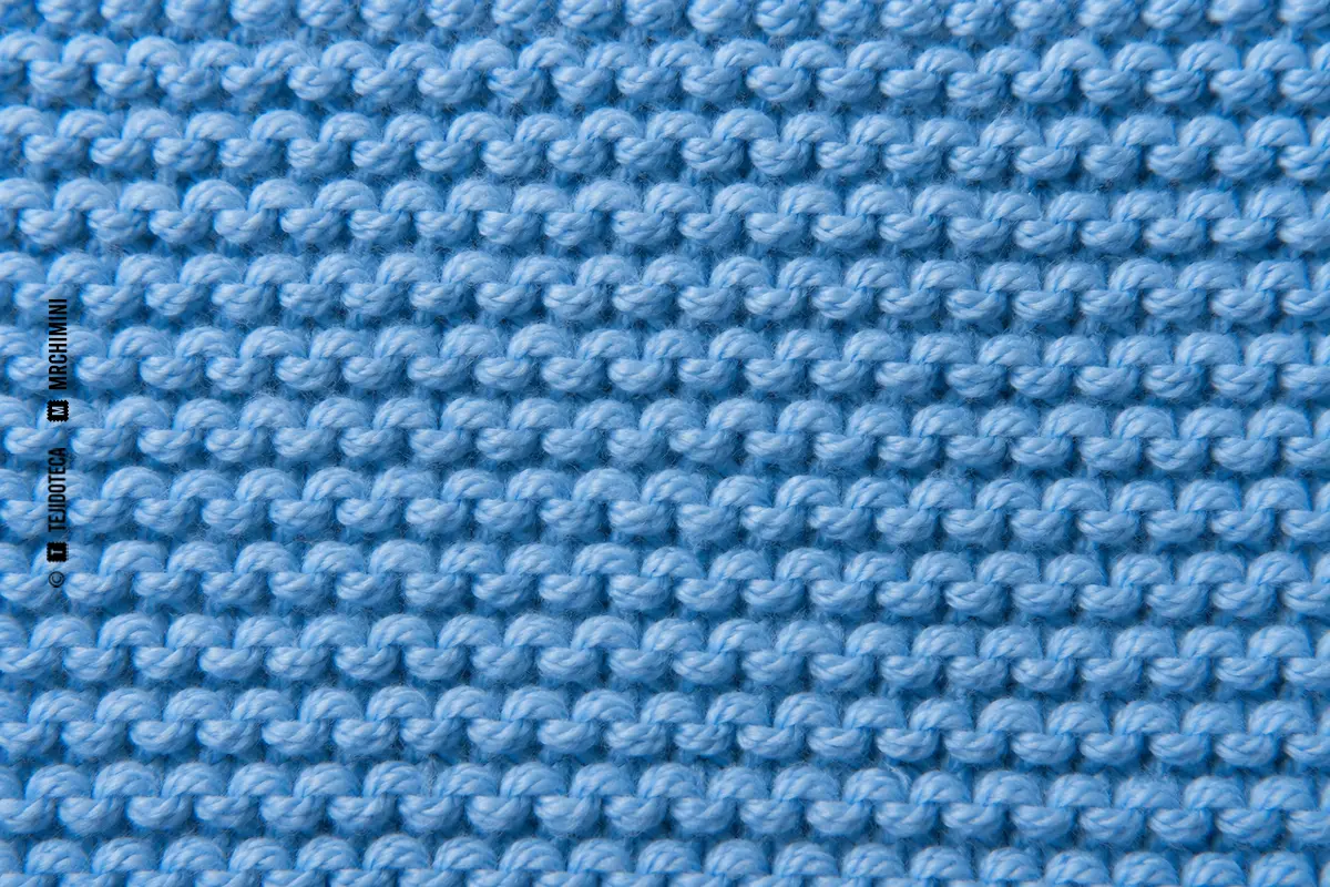 Macro de punto bobo azul celeste con cordones horizontales