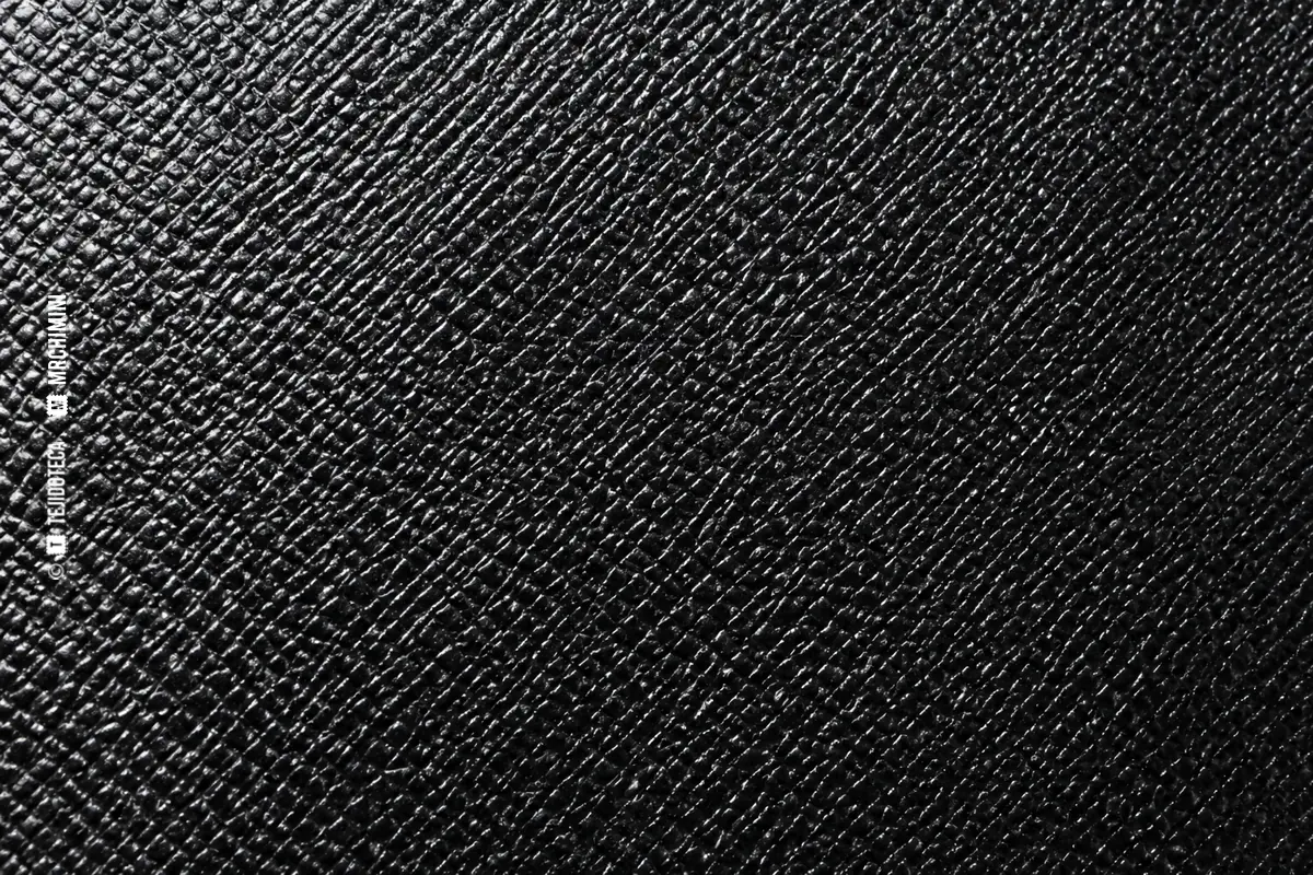 Macro de cuero Saffiano negro con grabado diagonal cruzado