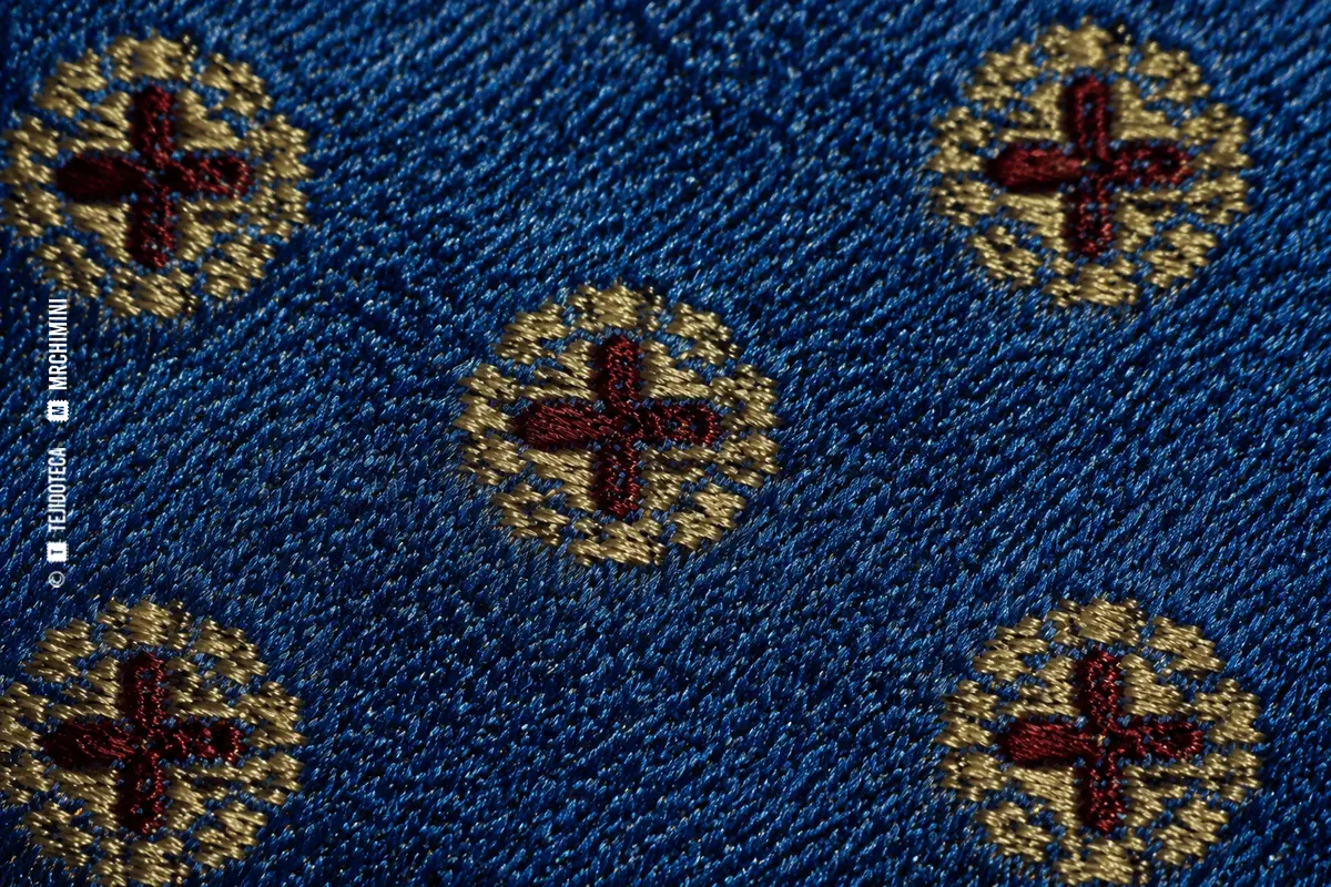 Macro de samito azul con medallones tejidos