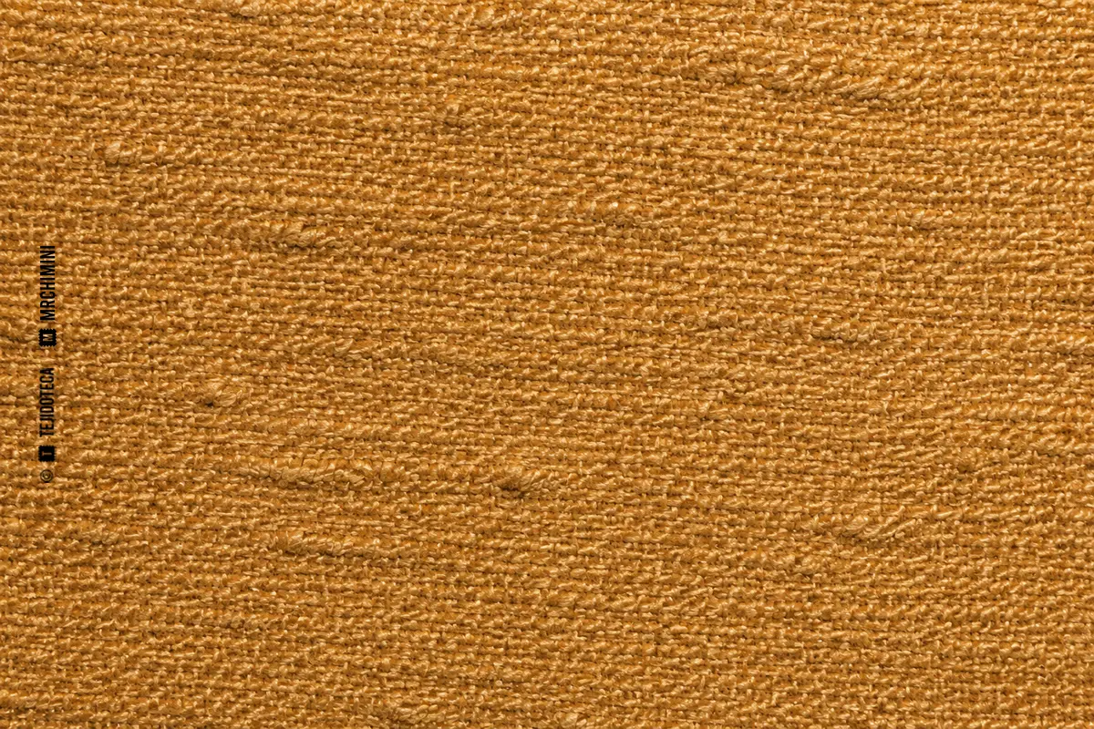 Macro de seda Matka ocre con hilos irregulares