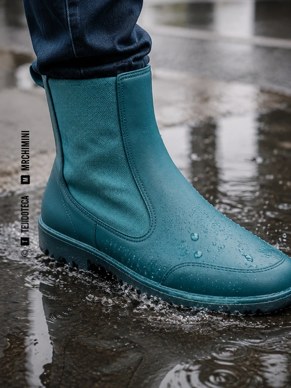 Detalle de una bota impermeable turquesa con membrana SYMPATEX®