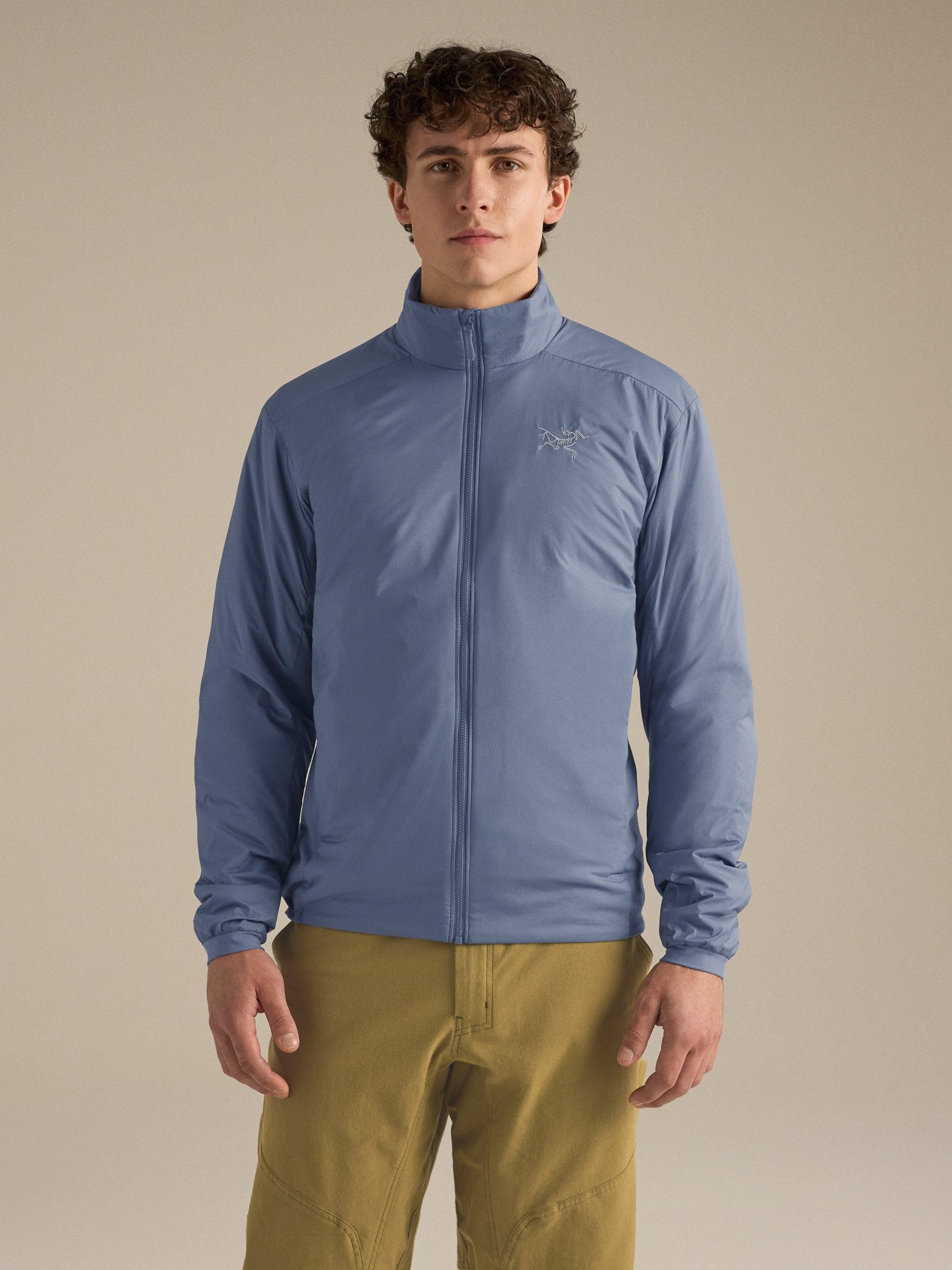 Modelo con chaqueta Atom gris de Arc’teryx