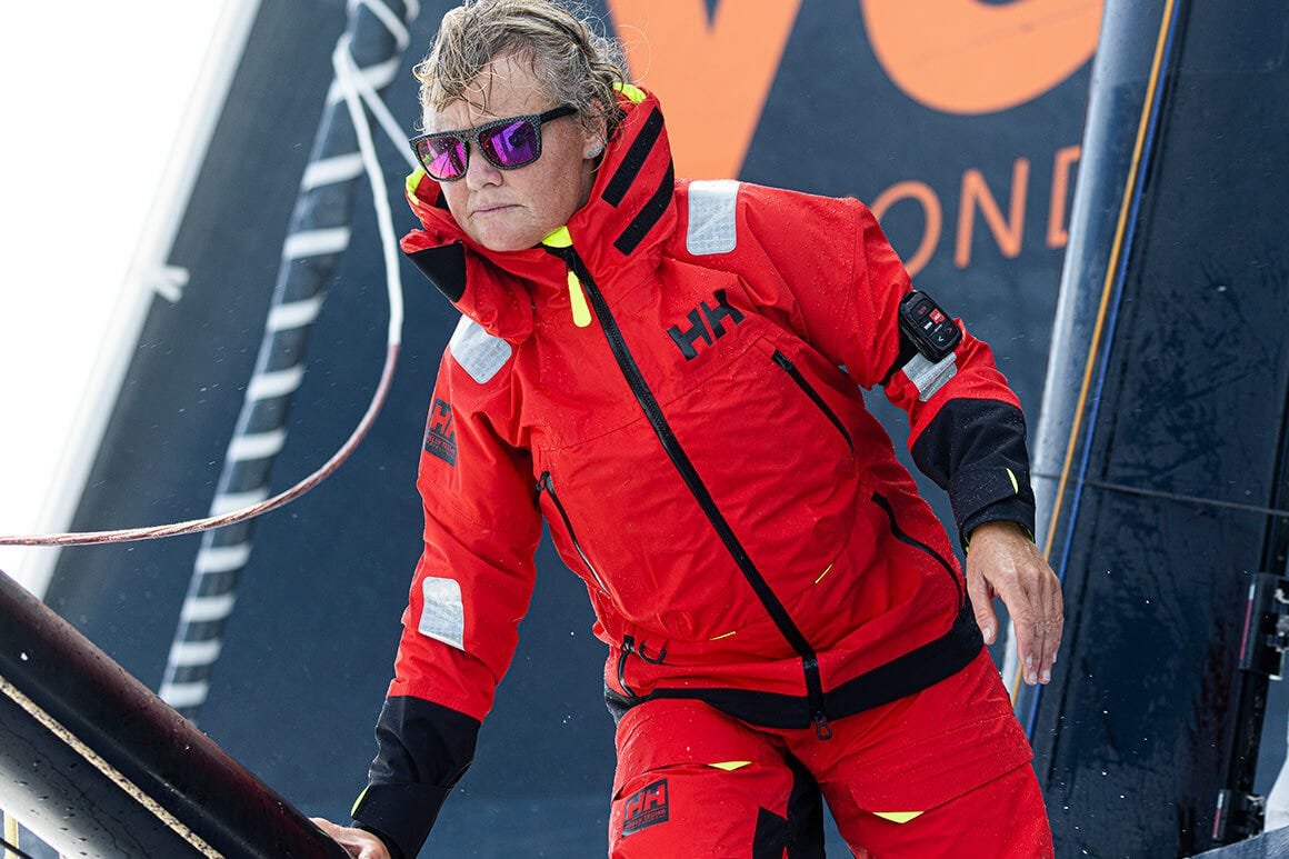 Navegante con indumentaria roja de Helly Hansen a bordo de una embarcación