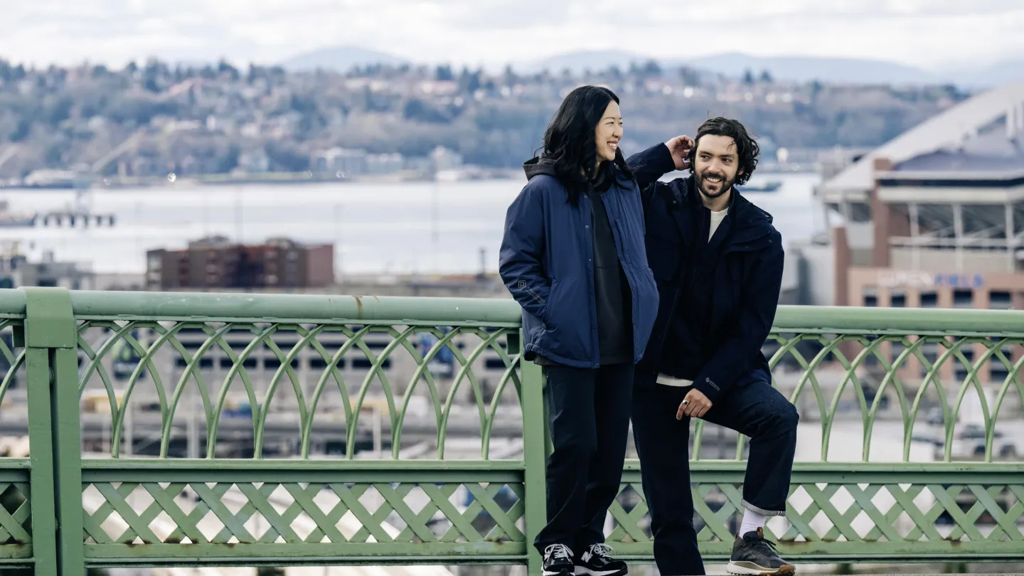 Dos personas con chaquetas azules en un puente, imagen de GORE-TEX LABS