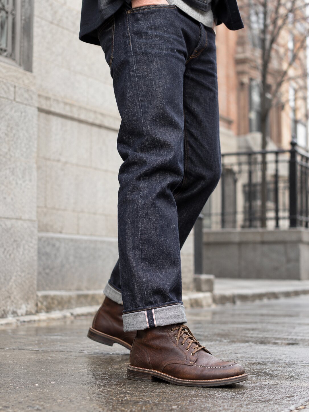 Persona con vaqueros de denim selvedge y bajo doblado mostrando el orillo