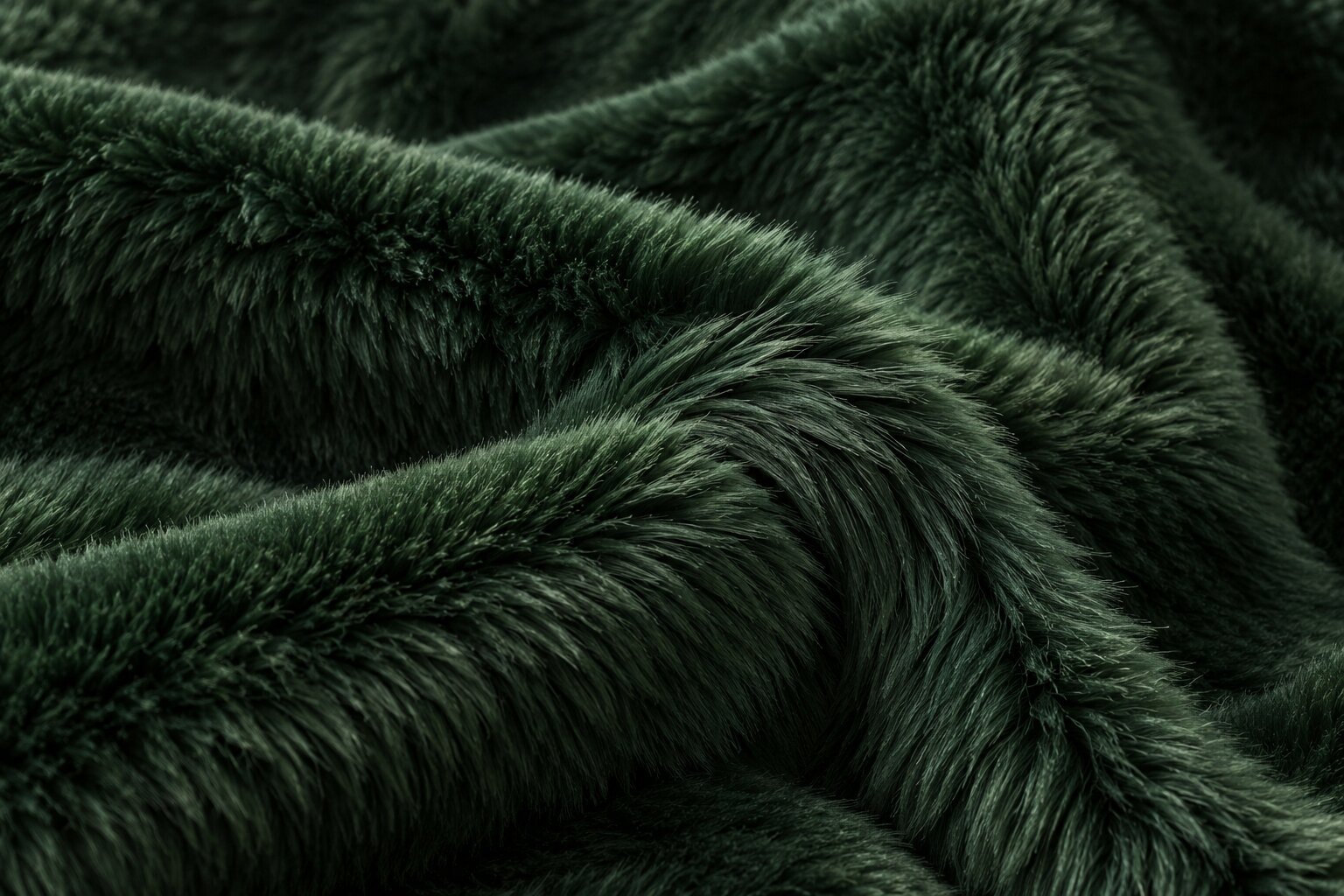 Detalle macro de tejido peluche verde bosque con pelo largo suave y direccional