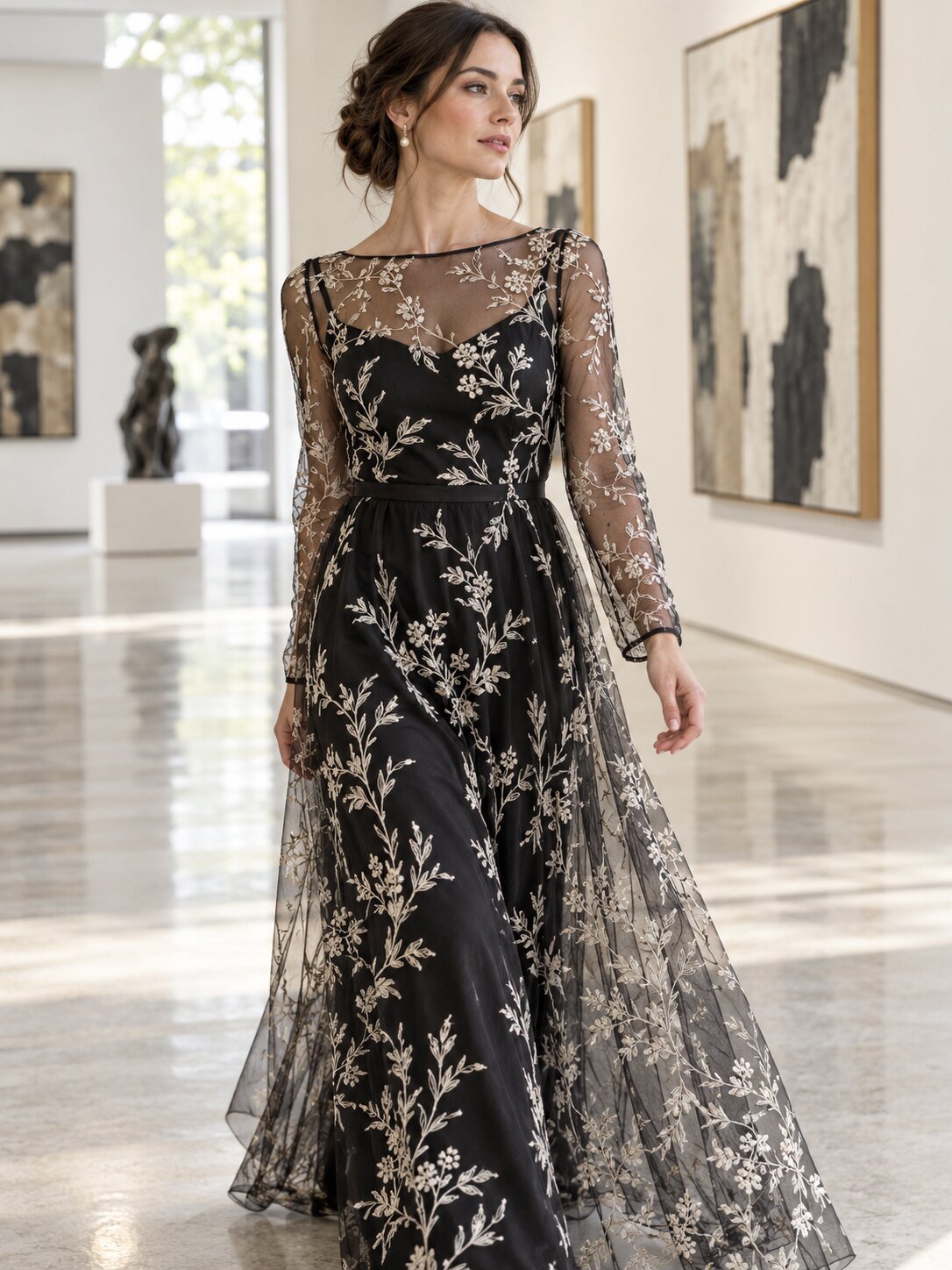 Vestido contemporáneo con capa de tul negro bordado en una galería luminosa