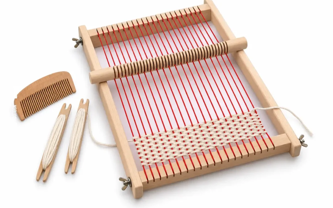 Telar de marco de madera con urdimbre roja simple y muestra de tafetán — TEJIDOTECA