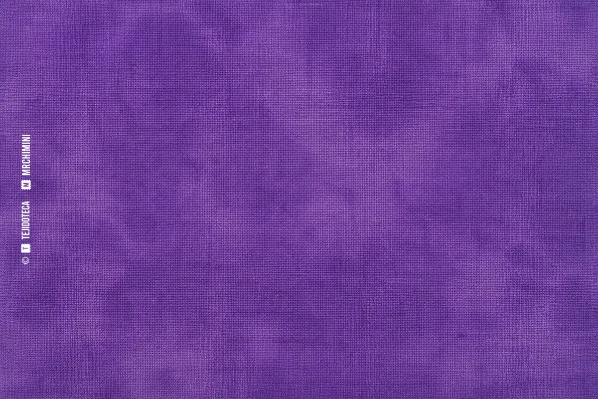 TINTURA DESIGUAL en un tejido zonas nebulosas claras y oscuras sobre tejido violeta