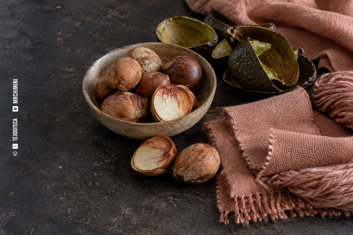 Huesos y pieles de aguacate con muestras textiles rosa apagado — TEJIDOTECA