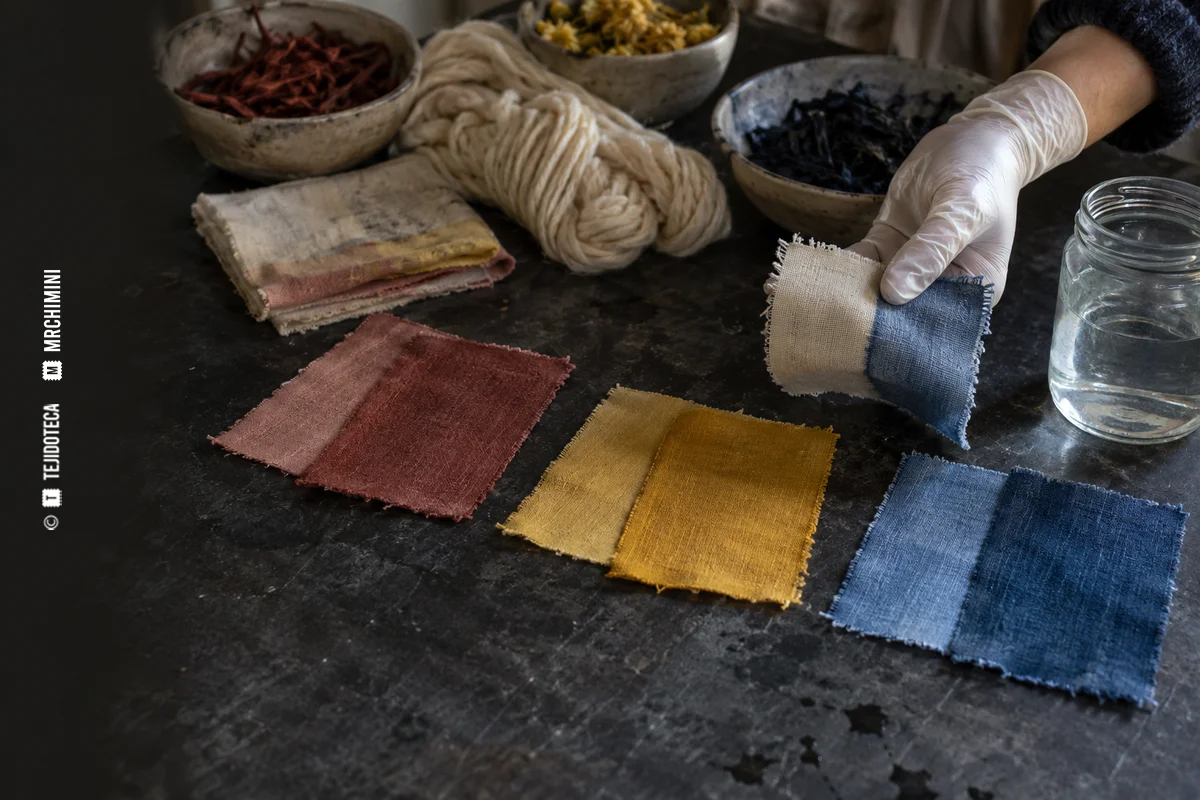 Comparación de muestras textiles de tintes naturales antes y después de la exposición — TEJIDOTECA