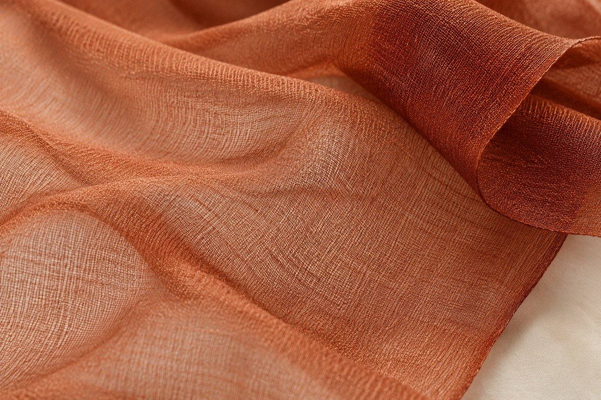 Macro de georgette cobre translúcido sobre fondo claro con una zona superpuesta que aumenta la cobertura