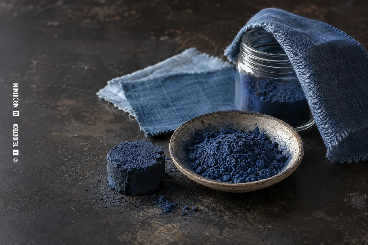 Pigmento azul de pastel o glasto y muestra textil — TEJIDOTECA