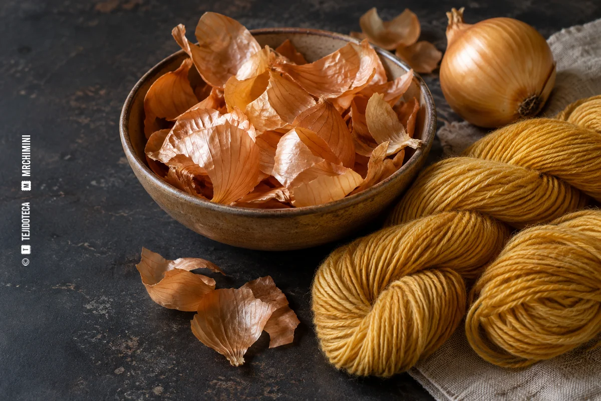 PIELES DE CEBOLLA · TEJIDOTECA Pieles de cebolla amarilla y muestra de lana ocre — TEJIDOTECA
