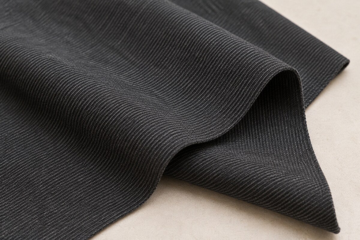 Detalle de anascote negro con fina estructura asargada
