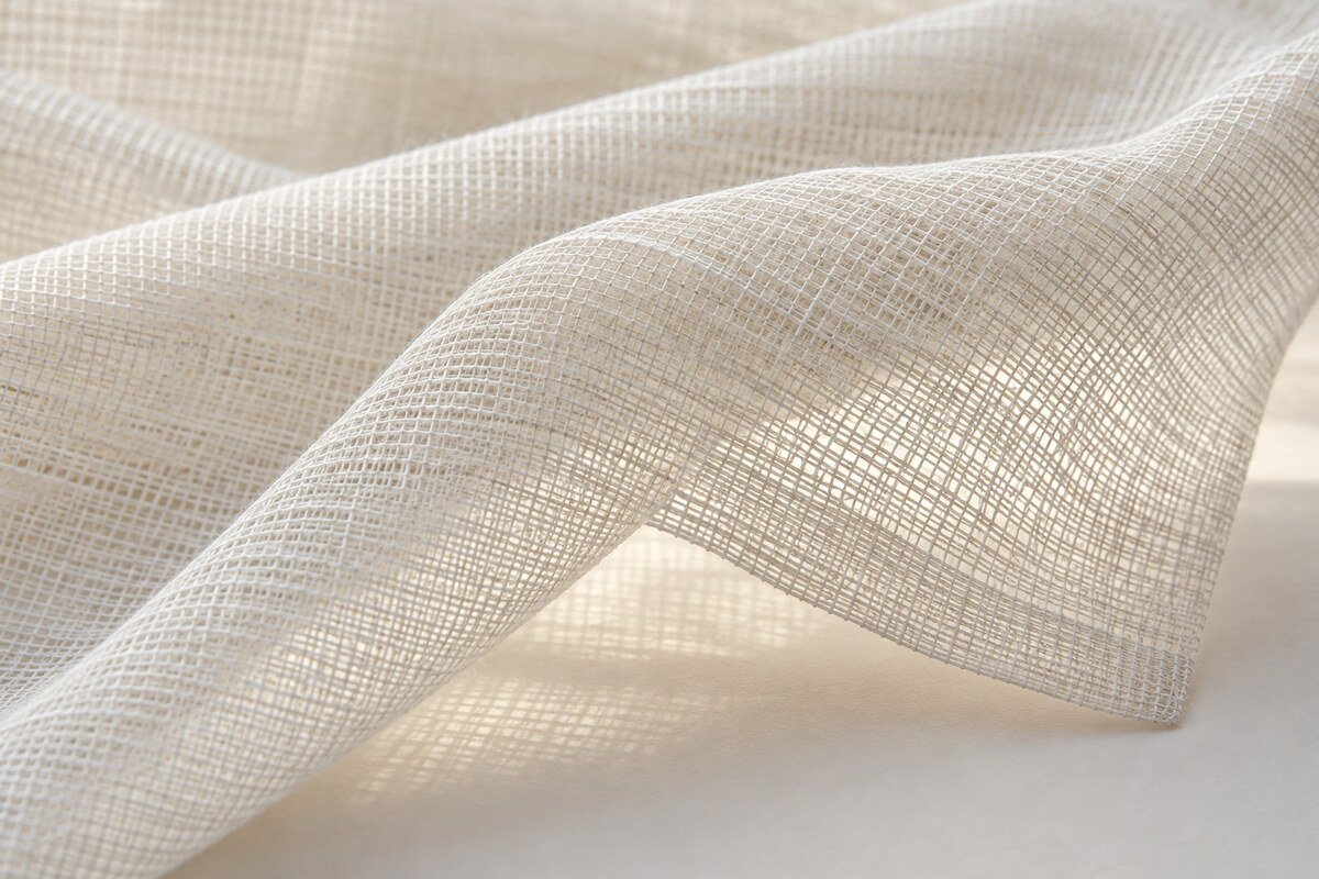 Detalle de marquisette blanca, ligera, transparente y de estructura abierta