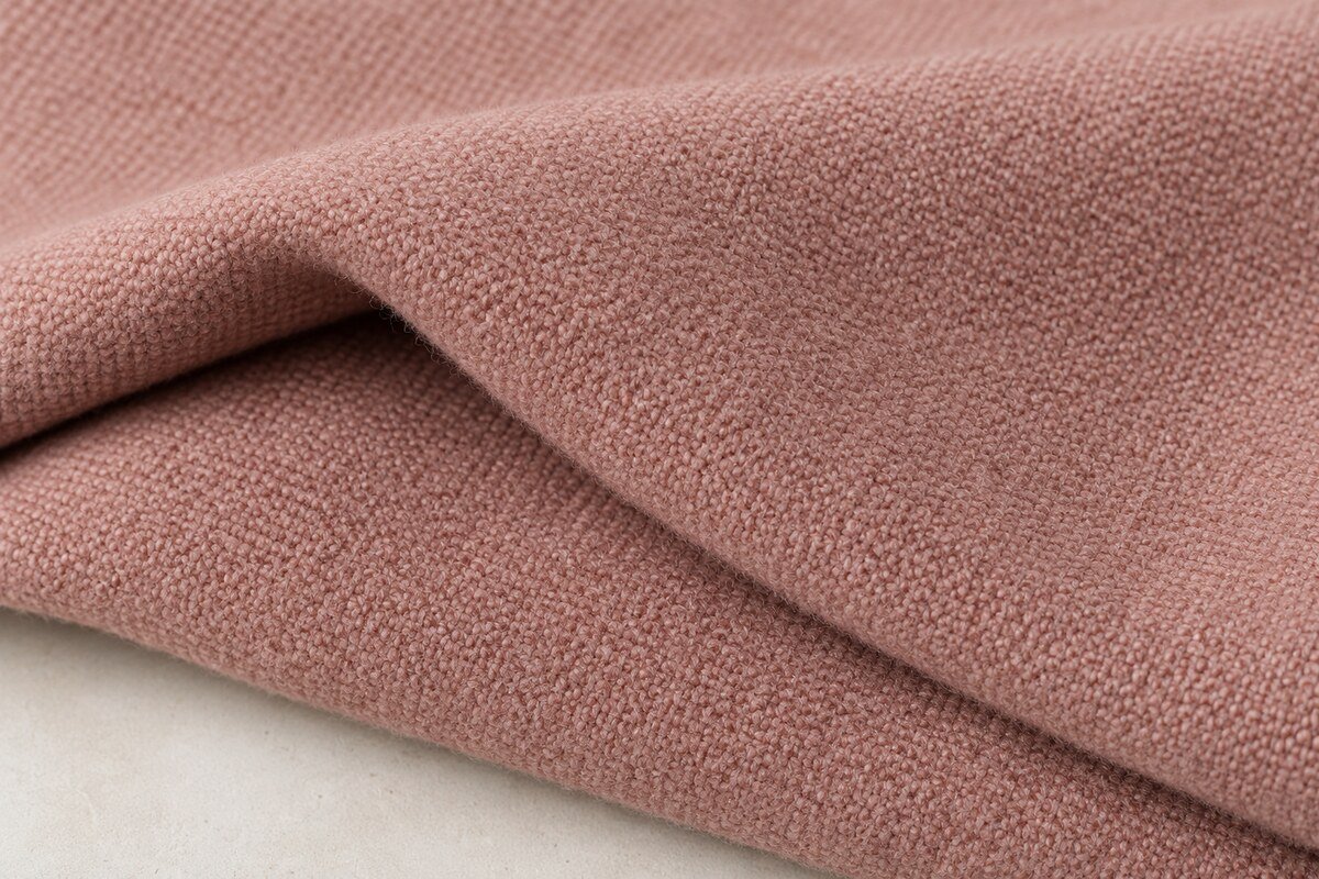 Detalle de ratina rosa empolvado con superficie fina y granulada