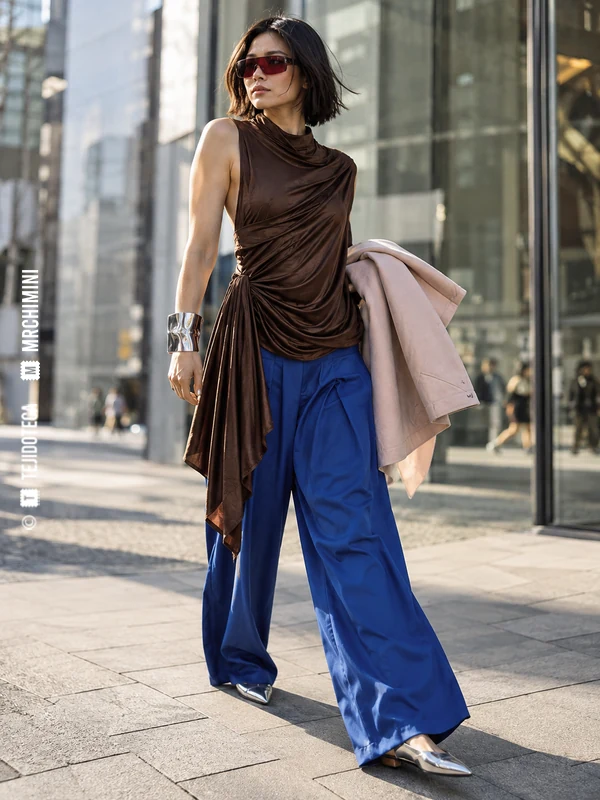 Representación ilustrativa: top de punto sedoso con pantalón amplio azul
