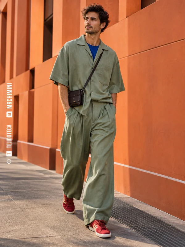 Representación ilustrativa: camisa y pantalón fluidos de sarga de lyocell