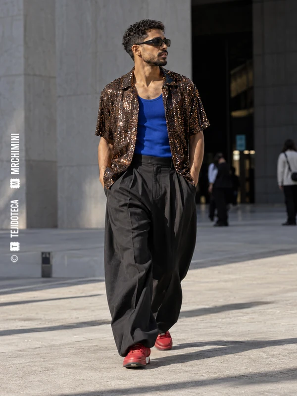 Representación ilustrativa: camisa de lentejuelas con pantalón amplio