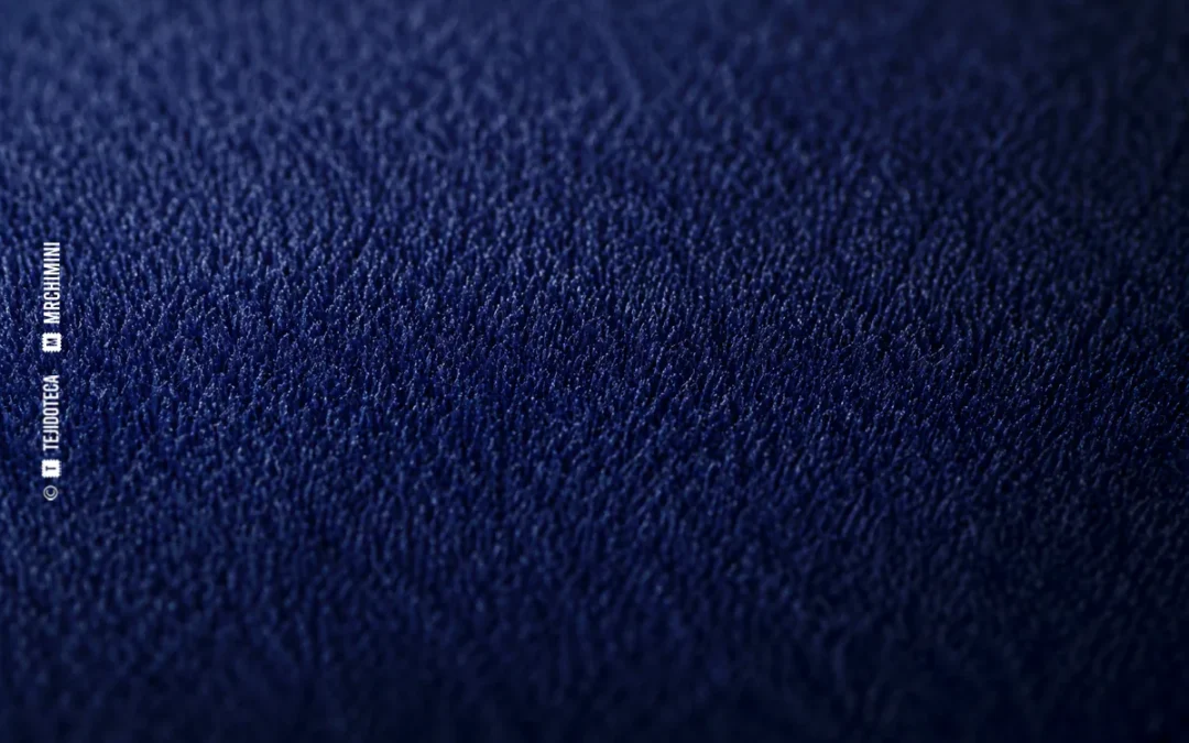 Detalle macro de una superficie textil acabada mediante flocado